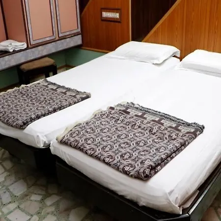 Iroomz Ashoka Comforts Hotel